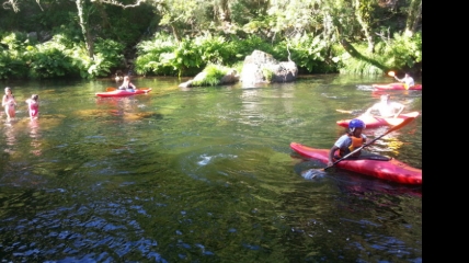 El verano continúa… Nos esperan unos días de mucho calor… os proponemos un plan refrescante…. Realizar un kayak libre o un kayak descensos por el río Lérez